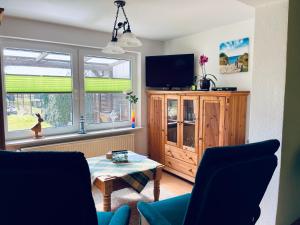 Ferienwohnung Wiesenblick في بريرو: غرفة معيشة مع تلفزيون و نافذتين