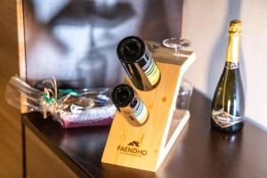 two bottles of champagne in a wooden box on a table at Affittacamere - Il Vicoletto in Porto Torres