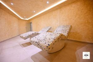 una habitación con dos camas en una habitación en Atos lux & spa Zlatibor, en Zlatibor