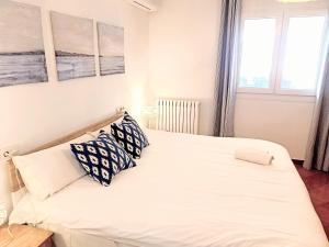 A bed or beds in a room at ES GANXO HOUSE PORTO CRISTO