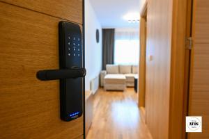 Una manija de puerta de una habitación con sala de estar en Atos lux & spa Zlatibor, en Zlatibor 33 fotos más