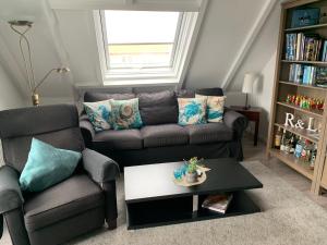 于斯德FW Weskamp的客厅里有一张沙发和一张咖啡桌。