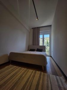 Postel nebo postele na pokoji v ubytování Peaceful 2bd apartment near Sveti Stefana