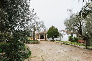 a house with a large driveway in front of it at Villa con piscina a due passi da Siracusa in Canicattini Bagni