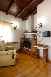 a living room with a fireplace and a couch at Villa con piscina a due passi da Siracusa in Canicattini Bagni