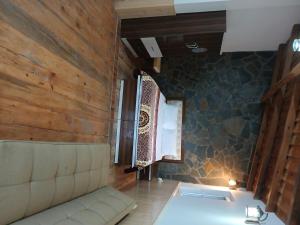 En eller flere senge i et værelse på Himdarshan view cottage