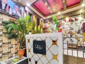 un negozio con piante e un cartello su un muro di Hotel O Sharda a Gwalior