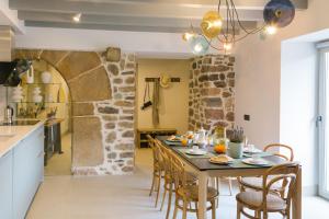 a kitchen and dining room with a table and chairs at LacasaDFontibre in Fontibre