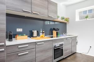 Kuchyň nebo kuchyňský kout v ubytování Neu - Frisches & Gemütliches Design mit BBQ, Garten & Arbeitsplatz