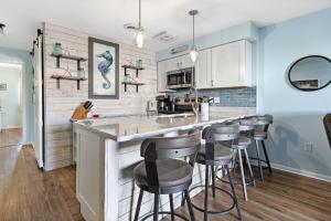 Η κουζίνα ή μικρή κουζίνα στο Charming 1-Bedroom Condo at Raffles Perfect Retreat in North Ocean City