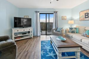 Μια τηλεόραση ή/και κέντρο ψυχαγωγίας στο Charming 1-Bedroom Condo at Raffles Perfect Retreat in North Ocean City