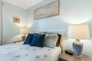 Ένα ή περισσότερα κρεβάτια σε δωμάτιο στο Charming 1-Bedroom Condo at Raffles Perfect Retreat in North Ocean City