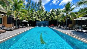 班武里府Coco Pina的度假村里有棕榈树的游泳池