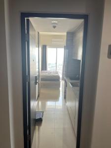 JodohにあるCitra plaza nagoya apartmentのベッドルーム1室(ベッド1台、鏡付)