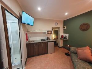 un soggiorno con divano e cucina di Willow's Corner-Just like home! a Durban