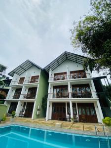 Bazén v ubytování Hotel Athgira nebo v jeho okolí