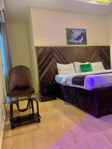 Postel nebo postele na pokoji v ubytování Leon's Hotel & Suite