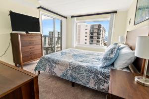 オーシャンシティにあるOcean View 2-Bedroom Condo at Excalibur Perfect Coastal Getawayのベッドと大きな窓のある寝室 +13枚の写真