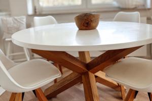 Una mesa blanca con un tazón encima. en Ferienhaus NATÜRLICH AM BODDEN, en Michaelsdorf 52 fotos más