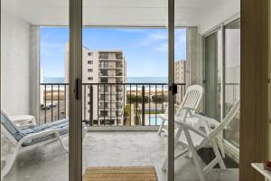 オーシャンシティにあるOcean View 2-Bedroom Condo at Excalibur Perfect Coastal Getawayの海が見えるバルコニー付きの部屋