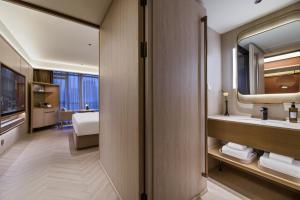 Ένα ή περισσότερα κρεβάτια σε δωμάτιο στο Crystal Orange Shanghai Lujiazui Financial Center Hotel