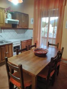 ブローロにあるEkaterina House-Grande Appartamento in Centroの木製テーブル +11枚の写真