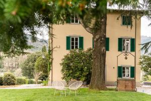 two chairs and a tree in front of a house at Tenuta di Tramonte Boutique Hotel in Lucca +34 photos