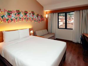 Llit o llits en una habitació de Novotel Cusco