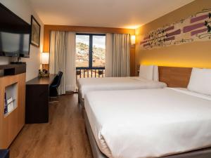 Llit o llits en una habitació de Novotel Cusco