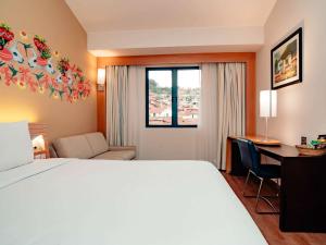 Llit o llits en una habitació de Novotel Cusco