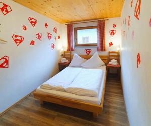 Posteľ alebo postele v izbe v ubytovaní Alpking Hostel