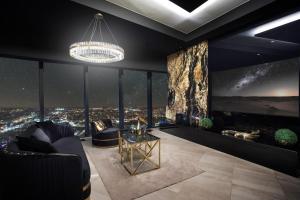 salon z widokiem na miasto w nocy w obiekcie 30th+ Floor Apartments in Sky Tower we Wrocławiu