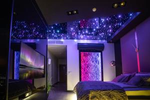 Telewizja i/lub zestaw kina domowego w obiekcie 30th+ Floor Apartments in Sky Tower