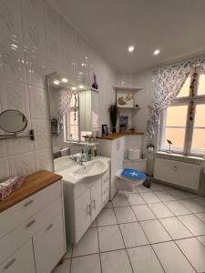 a white bathroom with a sink and a toilet at Altstadt Apartment Zittau - stilvolle familienfreundliche Ferienwohnung 78qm am Zittauer Museum und Zittauer Gebirge im Herzen der Oberlausitz mit eigenem Parkplatz ideal zum Wandern im Dreiländereck in Zittau +27 photos