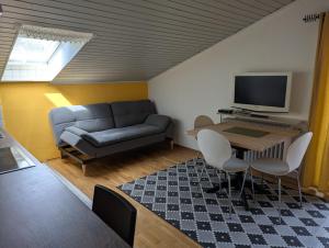 ein Wohnzimmer mit Sofa und Tisch in der Unterkunft Speckhaus Ferienwohnungen in Ruhpolding