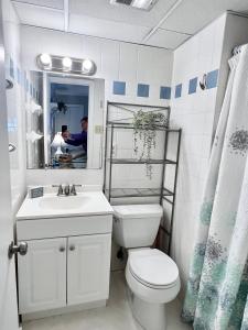 Ένα μπάνιο στο Spacious 3-Bedroom Ocean Block Condo in North Ocean City Steps to the Beach