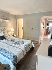 Ένα ή περισσότερα κρεβάτια σε δωμάτιο στο Spacious 3-Bedroom Ocean Block Condo in North Ocean City Steps to the Beach