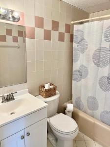 Ένα μπάνιο στο Spacious 3-Bedroom Ocean Block Condo in North Ocean City Steps to the Beach +10 φωτογραφίες