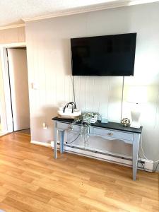Μια τηλεόραση ή/και κέντρο ψυχαγωγίας στο Spacious 3-Bedroom Ocean Block Condo in North Ocean City Steps to the Beach