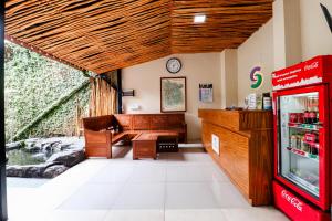 una cucina con frigorifero rosso e tavolo di Hotel Safara Yogyakarta a Yogyakarta