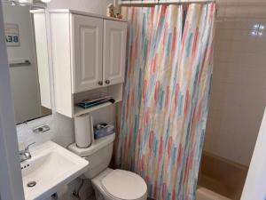 オーシャンシティにある3-Bedroom, 2-Bath Condo in Ocean City Steps to the Beachのトイレとシャワーカーテン付きのバスルーム +8枚の写真