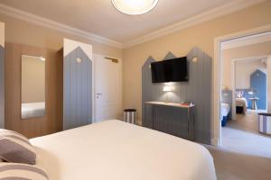 Postel nebo postele na pokoji v ubytování Hotel Sablé