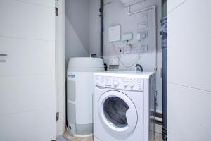 a washer and dryer in a small room at 2 BR Flat 6 Mins From Heathrow Airport Flat 41 in Harmondsworth +13 photos