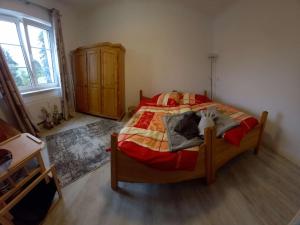 a bedroom with a bed and a dresser at Ferienwohnung Finkenberg in Sebnitz
