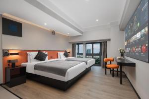 Postel nebo postele na pokoji v ubytování LlA Hotel Liang Jun Plaza, Xixiang Avenue + 33 fotografií