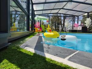 Bazén v ubytování A l'Orée du Parc nebo v jeho okolí
