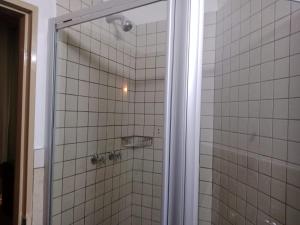 Un baño con ducha con puerta de cristal. en City Haven 519, en Johannesburgo 8 fotos más