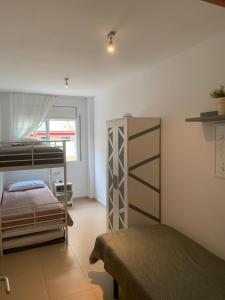 Un dormitorio con dos literas y un armario. en 70m2 Apt 2bedrooms 25m2Terrace, 4Pools, 3min beach, en Lloret de Mar