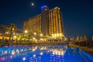 Bazén v ubytování The Vista At Hilton Tel Aviv nebo v jeho okolí