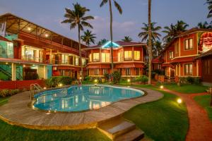 dom z basenem przed nim w obiekcie Krishnatheeram Ayur Holy Beach Resorts w mieście Varkala